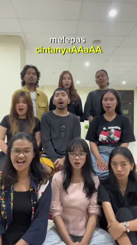 Replying to @Leon KALI INI KITA NYANYI SERIUS!! Ayo rate siapa yang paling serius di video kita kali ini🤔🤔 #challenge #games #relaychallenge #passthemicchallenge #passthemic #vocalgroove #vocalgroup #vocal #groove #grupvokal #singingchallenge #singer #yogyakarta #kahitna #soulmate #cintasudahlewat 