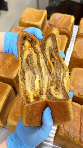 コーヒーとキャラメルの贅沢食パン🍞 ◎ 嵜本珈琲と塩キャラメルの食パン　¥1,000 【店名】SAKImoto bakery 佐賀店 【住所】佐賀県佐賀市大財４丁目２−９ 【ｱｸｾｽ】佐賀駅から徒歩15分 【定休】不定休 【営業時間】11:00-19:00 【料金】1,000-2,000 4月限定の珈琲と塩キャラメルの食パン🍞 自家焙煎珈琲と、キャラメルクリームの2つのパン生地を作り、そこに塩キャラメルを巻き込んで焼き上げた、ほんのりビターなスイーツ食パン🤤 オンラインストア受付は4/24(水)までです！ #佐賀グルメ #東京グルメ #大阪グルメ #japanesefood #日本美食