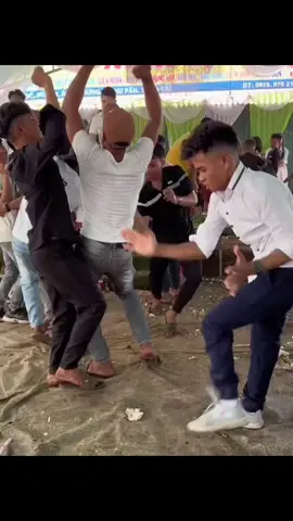 Vũ điệu những con loăng quăng 😂 #funny #cười #taphoacuoi #nhaydamcuoi 