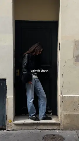 Gallery fit >>> #parismuseum #TikTokFashion #springoutfitideas #fitok #casualoutfits 