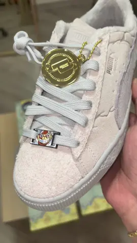 Scarpa pienissima di dettagli nettamente superiore a tutte le scarpe in trend del momento! Tu che voto dai all’intera collezione? #onepiece #puma #luffy #luffygear5 