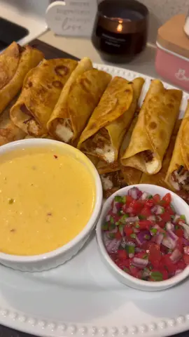 Chicken taquitos 🤤😋 #taquitos #chickentaquitos #dinner #DinnerIdeas #dinnertime #food #FoodTok 