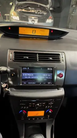 Installation d’un autoradio carplay sur cette Citroën C4 tout en gardant les fonctionnalités d’origine #carplay #Citroen #toulouse 