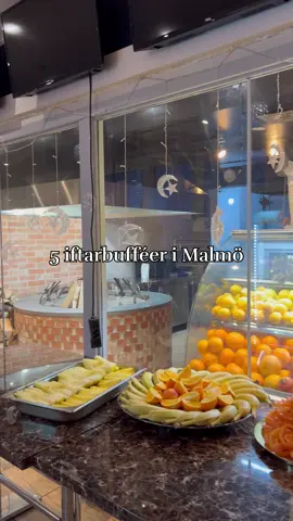 Alla dessa förutom nr.5 har bufféer även utanför ramadan🌸 5. @albalam  🔹Småbarnsvänligt 🔹Några rätter bättre än andra 🔸Minus för så lite efterrätter 💵Pris: 249kr ⭐️Betyg: 6.8/10 4. @pärlan 🔹Småbarnsvänligt 🔹Det mesta var gott  🔸Men bara 1-2 var ”wow” 💵Pris: 249kr ⭐️Betyg: 7.5/10  3. @curryonwheel (Endast fredagar & lördagar)  🔹Billigt eftersom indiskt är väldigt dyrt  🔸Dock väldigt litet utbud  💵Pris: 189kr ⭐️Betyg: 7.6/10  2. @cafeceder 🔺Maten höll en hög nivå när vi var där, men många har skrivit att utbudet är sämre (därför har vi redigerat bort klipp i reelen) och att mat/efterrätt inte räckt för alla(!!). Behåller ändå betyget vi gav när vi var där första veckan av ramadan.  💵Pris: 249kr ⭐️Betyg: 8/10  1. @jasmin  🔹Vi tyckte om ALLT, kändes hemlagat och hemtrevligt i denna familjedrivna restaurang! 💵Pris: 269kr ⭐️Betyg: 9.5/10  Värd och notera att vi var på alla dessa bufféer under vardagar förutom cafe ceder som var på en lördag. Vi tror tyvärr på att det är nog bättre/större utbud under helgen då det förväntas flest kunder. Curry on wheels var vi på förra året en tisdag då de hade iftar varje dag, nog bättre nu när det är bara helg🙌🏼 OBS att bufféer har olika rätter varje dag, vilket betyder att vi kanske hade tur eller otur när det gäller vad vi fick och passade med våra smaklökar🧅 Ha också i åtanke att de knappast följer ett recept på dessa restauranger, helt naturligt att samma rätt också kan smaka olika beroende på vilken kock som tillagat osv. Men alla upplevelser är värda att prata om, så skriv gärna om er upplevelse eller tips på andra bufféer😌 #fyp #fy #foryou #fördig #malmö #malmömat #malmöiftar #iftar #malmofood #buffe #skåne 