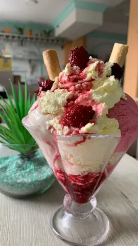 Una copa de helado deliciosa! 😋 en #conamore la llamamos Dulce Morada #manrique #medellin #heladeria #helados #queso #moras #preparacion 