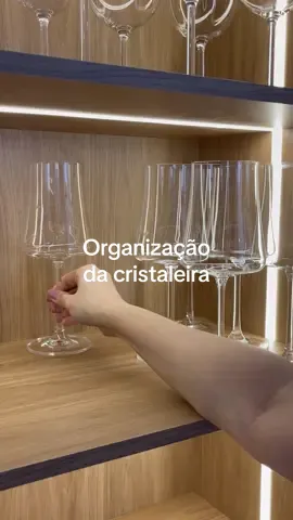 Cristaleira limpa e organizada #cristaleira #organizacao #organização #personalorganizer #personalorganizerbrasil 