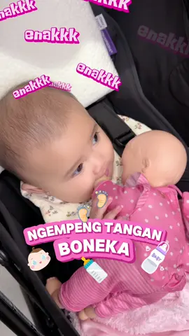 Alhamdulillah adek anteng banget walaupun ngenyotin baby totak punya kakak nya😂🤣