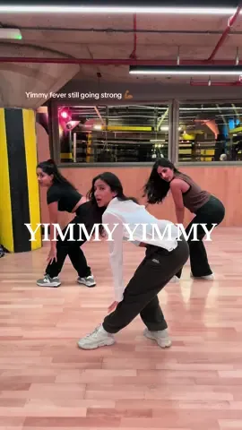 YIMMY YIMMY with these two beauts 💙 #yimmyyimmy #jacquelinefernandez #bollywood #bollywoodclass #bollywooddance #dance #dancing #bollywoodfusion #femme #choreography #london 