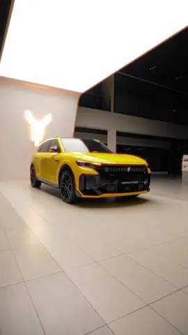 Voyah Free 2024 за 130 150 BYN! Льготная ставка от 5,8% в белорусских рублях. Новый Voyah Free производства 2024 года — это автомобиль с важным преимуществом в виде люксового оснащения с элементами искусственного интеллекта. В пакет Voyah Free включены более 100 опций комфорта, которые способны превратить автомобиль в полноценный офис, цифровой развлекательный центр или зону отдыха с особой атмосферой. Запас хода - 1 201 км (CLTC) Разгон 0-100 км/ч - 4,8 сек. Мощность - 490 л.с. Во время движения комфорт водителю и пассажирам обеспечивают:  - адаптивная пневмоподвеска, меняющая клиренс; - система распознавания водителя за рулём с технологией FACE ID;   - система кругового обзора на 360°; - автоматическая парковочная система Visual Fusion; - атмосферная подсветка салона с функцией плавного перехода;  - 4K мультимедийная система на передней панели шириной 1,06 метра;   - премиальная аудиосистема DYNAUDIO; - двухзонный климат-контроль; - сиденья с обогревом, вентиляцией и массажем; - беспроводное зарядное устройство в подлокотнике; - сенсорный дисплей для пассажиров второго ряда; - электрорегулировка передних сидений в 12 направлениях; - память сиденья водителя и наружных зеркал; - панорамная крыша с электроприводом; - электропривод двери багажника; - шумоизоляционные стёкла; - усиленная тонировка задних стёкол; - аэродинамический спойлер и другие опции. Официальная гарантия 5 лет или 100 000 км.