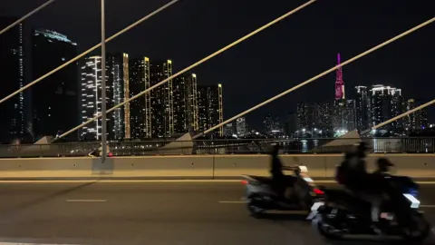 Hy vọng sau này người anh đón đưa là em, là người trong lòng anh, nghe anh kể chuyện trên trời dưới đất cũng vẫn là em.. #saigon #bason #fypシ 