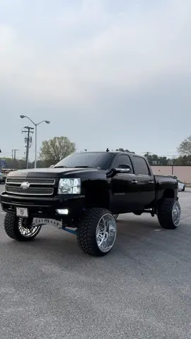 Keep the wides or put reps on it❔ #trucks #truck #liftedtruck #showtruck #squattedtrucks #26x16 #squat #fts #chevy #6sand7s #reps 