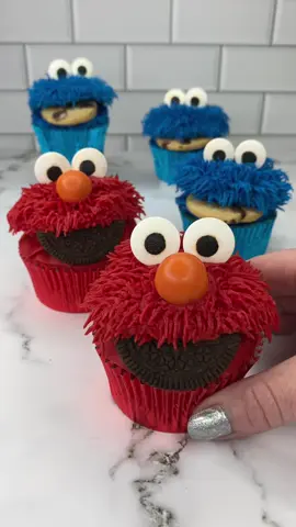 ❤️ ELMO ❤️ Elmo cupcake sandwiches ❤️🧡 l used @colour.mill red to colour my cake batter and buttercream. I used @wiltoncakes piping tips 1M and 233, also foil liners and candy eyes 👀  His mouth is an @oreo chopped in half his nose is made with orange fondant 🍊  #cupcake #elmo #sesamestreet #cakedecorating #cakedbyrach #pipingskills #edibleart #cupcakesandwich 