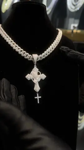 It comes with a small cross!🙌🙌 #ucciyo #moissanitejewelry#jewelery #crossstitch #crosspendant #amazingfinds #mademebuyit #tiktokshopspringsale #tiktokshopsale #moissanitevsdiamond #foryou #fyp #cubanlink #ucciyojewelry 