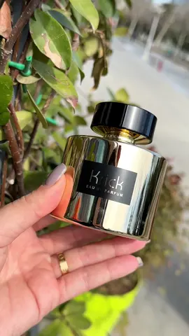 Lp Krick - kişilər və qadınlar üçün eleqant bir ətir  😌 Onun şipr-meyvəli tərkibi istənilən havada gözəl şəkildə özünü göstərir, əhvalı yüksəldir və bütün günü pozitivliklə doldurur.  👌🏻 Ətir: Uniseks Həcmi, ml: 100 İstehsal: Birləşmiş Ərəb Əmirlikləri Qalıcılıq: 48 saat ~ Lp Krick - элегантный аромат для современных мужчин и женщин. 😌 Его шипрово-фруктовая композиция красиво раскрывается в любую погоду, поднимая настроение и заряжая позитивом на весь день. 👌🏻 Духи: Унисекс Объем, мл: 100 Производство: Объединенные Арабские Эмираты Стойкость: 48 часов FRAGRANCE WORLD  🛵 Şəhər içi çatdırılma mövcuddur 📞 +99450 999 43 33 (Whatsapp) #perfumes #fragranceworld #longlasting #parfum #perfumery #fragrance