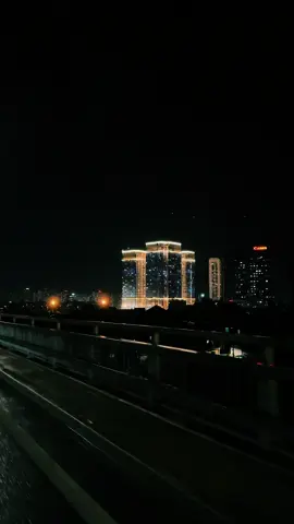 #Giữabóngđêm anh chưa thể ngủ được! Vì nỗi nhớ em, vu vơ bất thường. Hà Nội có em.. nên anh vẫn sẽ chờ🎧#langthanghanoi #tamtrang #hanoi #chill #đêmlangthang #xuhuong #foryou  #nhaccuatuinha 