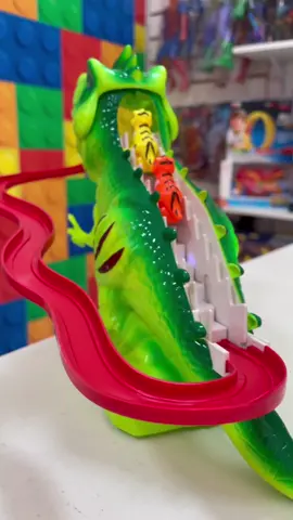 O Dino túnel tem um super escorregador para os mini dinossauros! É super divertido! Emite sons e luzes!  O brinquedo auxilia no desenvolvimento cognitivo da criança.Inclui:  Pista com escada na parte de trás e escorrega com mini dinossauros  #imagicao #criatividade #primeirainfancia #infantil #diversão #educativo #dinossauro #dino #rex #tiranossaurorex #dinorex #dinossauros