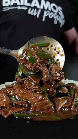 No existe nada mejor que una buena carne mongoliana. Esta es mi receta que hago frecuentemente con mi familia y saco aplausos🥢 Recuerda que al igual que otro plato típico, tiene un millón de maneras distintas. Sin embargo, esta es la que para mí, más se acerca a la de los restaurant chinos. Cuéntame tu manera de hacerla🤤 Déjame en los comentarios si te enseño a hacer el arroz. Ingredientes: -1 kilo de carne magra (Posta negra, posta rosada, etc.) -1/2 taza de salsa de soya  -2 cucharadas de vinagre blanco o vinagre de arroz (Lo encuentras en cualquier supermercado) -1 cucharada de salsa de ostras (Lo encuentras en cualquier supermercado) -1/2 taza de caldo de carne. -1 cucharada de jengibre rallado -1cucharada de ajo rallado -5 cebollín completos. -1 cucharada de maicena (Fécula de maíz) Preparación:  Cortamos la carne en bifes y luego en tiras muy delgadas. Removiendo posible grasa y membranas. Debe estar 100% magra. En un bowl, mezclamos la salsa de soya, el vinagre de arroz o blanco, la salsa de ostras y caldo de carne. Revolvemos y listo.  Por otra parte, rallamos jengibre (Se pela con cuchara y luego se ralla), los dientes de ajo y opcionalmente picamos ají verde. Cortamos el cebollín en diagonal y separamos la parte blanca de la verde. Por último, mezclamos agua con la maicena.  En una sartén o wok con aceite hirviendo y a fuego fuerte sellamos bien la carne y agregamos la mezcla de salsa de soya junto con el jengibre, ajo y opcional el ají verde. Dejamos cocinar a fuego fuerte por 10 minutos. Pasado el tiempo, agregamos la parte blanca del cebollín picado y dejamos cocinar por 5 minutos más.  Luego, la parte verde del cebollín junto con la maicena disuelta en agua.  Opcionalmente agrega una pizca de ajinomoto (Glutamato monosódico, que también lo encuentras en supermercados). Acompáñalo con un buen arroz chaufa, baila un poquito y a disfrutar.