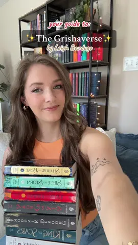 Your guide to Leigh Bardugo’s ✨Grishaverse✨ #BookTok #readingguide #readingorder #bookrecommendations #grishaverse #leighbardugo #shadowandbone #sixofcrows #kingofscars #fantasybooks #alinastarkov #kazbrekker #nikolailantsov #zoyanazyalensky #bookish 