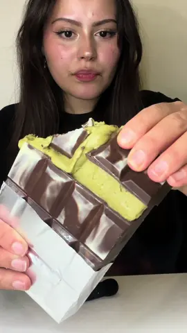 Attndez je crois que j’ai DEAD non ?? Une version bien double fourrage bien améliorée alors qu’à la base je voulais juste reproduire le chocolat de @fixdessertchocolatier  #dubaichocolate #dubaichocolatebar #fixchocolatier #pistachio #pistachiochocolate #pistachiochocolatebar #tablettechocolat #chocolatetok #mukbang #chocolatemukbang 