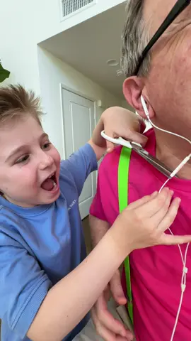 Unexpected music challenge 😲😁 #fun #funny #music #dance #disco #appleheadphones #applehead #headphones #pranks #prank #youtube #youtuber #ronniesadventures #lol #wow 