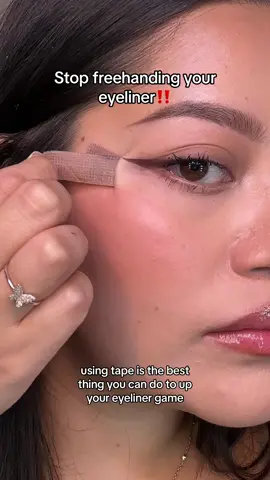 Try this eyeliner tape hack if you’re a beginner‼️#eyelinerhack #Eyeliner #eyelinertutorial #makeup #makeuphacks #makeuptricks #wingedeyeliner 