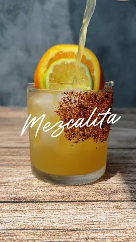 Mezcalita de naranja -2 oz de mezcal -3/4 oz de triple sec  -3/4 oz de agave  -2 oz de jugo de naranja  -3/4 oz de jugo de limón  Escarchar el vaso con chamoy y tajín.  Recetario disponible en: pabloros.com (link en bio) #mezcal #mezcalita #cocktails #tragosencasa #cocteles #mezcalito 