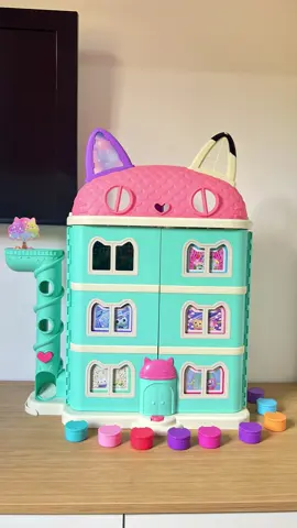 Oi, quem quer brincar na minha Casa Magica da Gabby? @Sunny Brinquedos  #casamagicadagabby #gabbysdollhouse #dreanworks #netflix #brinquedos #toys #brincadeira #stopmotion #stopmotionkids #crianca #kids #diversao 