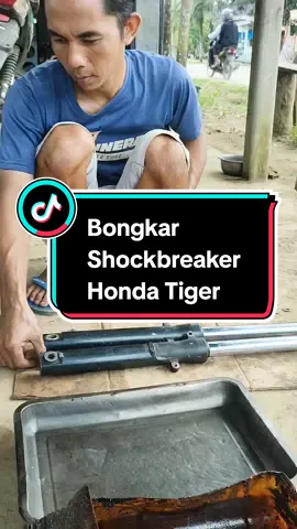Bongkar Shockbreaker Honda Tiger. #OTOMOTIF #MekanikMotor #Mekanik #AnakBengkel #salamkukuireng🤙🏿 #AnakBengkulu #salamkukuhitam🙏🤝🛠️🔩 