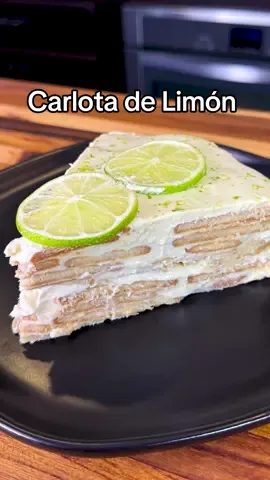 El postre favorito de mi esposo Carlota de Limón Receta 😋 Hoy estoy haciendo la Carlota de Limón, el postre favorito de mi esposo. Si te gustan los postres que no requieren mucho tiempo para prepararse, entonces este es perfecto para ti, ¡solo lleva 4 ingredientes y no necesitas hornearlo! INGREDIENTES DE CARLOTA DE LIMÓN: ► 1 lata de leche condensada ► 1 lata de leche evaporada ► Jugo de 8 limones o aproximadamente 1/2 taza ► Galletas Marías (usé alrededor de un paquete y medio)  #foryoupage #foryou #postrefacil #postres #limon #Foodie #cooking #Recipe #dessert #carlota #carlotadelimon #ideagenial 