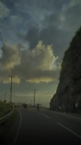 ඇස යොමන තැනක..#sinhalasong #coversong #lyricsvideo #foryoupage #bestvideo #feelfreemusic #lyricsgirl🧸💫 