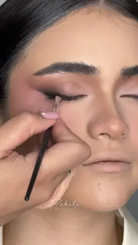 Les comparto uno de los delineados que más me gusta hacer delineado, difuminado, logrando lo natural y al mismo tiempo con los ojos definidos RAHELI SHABB Agenda tu cita de maquillaje y peinado conmigo al  4434646127   #maquillajedenovia #makeup #bride #hairstyle #maquillaje #rahelimakeup  #rahelishabb  #efectofiltro #maquillistaenmorelia #maquillistaenqueretato #maqulllistaenpatzcuaro #boda #vestidoselegantes #vestidodenoiva #mexicana #cursodemaquillaje #maquilistamexicano #maquillistasanmigueldeallende  #morelia  #maquillajepielesmaduras #maquillistaenmexico #queretaro #maquillajequeretaro #maquillajemorelia #parati 
