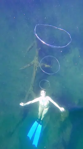 🫧  📷: @natalie 🧜🏻‍♀️ #underwater #asmr #asmrsounds #satisfyingsounds #freediver #freediving #bubblering #gothmusic #indiemusic 