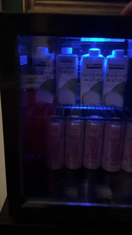 My new baby!! Siempre habia querido un mini refri en mi cuarto y encontre el ideal  #frige #homebasics #homedecor #myroom #myroomtour 