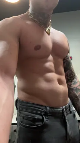 Ten years later and my shoulders are finally realizing i work out 😂