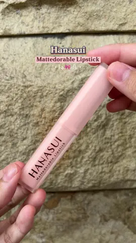 Emang boleh setahan geser ini?? @Hanasui Official 😱 Claim utamanya adalah #AntiGeser dan memang beneran anti geser 🥹 Dibuat makan tetep hilang dikitt banget di bagian dalam, bagian luar masih aman 👍
 Kalian harus gercepp karena lipstick ini bolak balik sold out 😱 Follow me for more lip products review and swatch 🥰
 tags: #Hanasui #HanasuiMattedorableLipstick #Lipstick #Makeup #RekomendasiLipstick #fyp #CapCut 