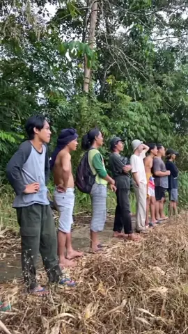 Laki - laki dengan masalalunya... #sepakbola #fyp #hujan #433 #sepakbolaindonesia #sepakbolakampung #kampung #fypシ゚viral #anakkecil #capcut #anaklaki #sore 