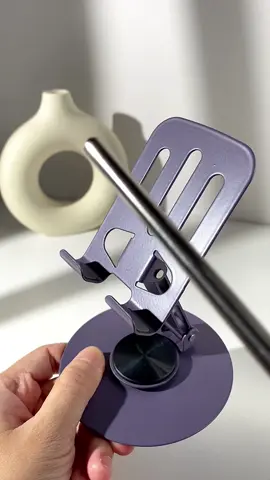 bukan plastik, bukan kayu, bukan silicone tapi aluminium alloy! function terokzz, kukuh, solid, berat, stable and boleh pusing-pusing gaisss. best purchase everrr #phoneholder #phoneholderstand360 #phoneholderstand #phoneholdermurah