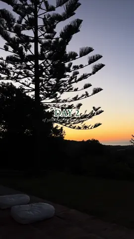 Day 2 on the Wellness Tribe Retreat🍕❤️‍🔥🍓📍Malaga, Spain We started the day with some meditation & journaling at sunrise. Then we done some power Pilates & had breakfast. We also had a long walk to the beach before lunch 🧘🏼‍♂️🥐🍅 To end the day we made a vision board which is my absolute new fave hobby, then the girls surprised us with a pizza picnic at the beach !!!!! PERFECT PERFECT PERFECT 💫🍕📸📍 #pov #fyp #thingstodo #wellness #wellnessretreat #retreat #malaga #review #pilates #yoga #solotravel #weekend #spain #girlssupportgirls #girls 