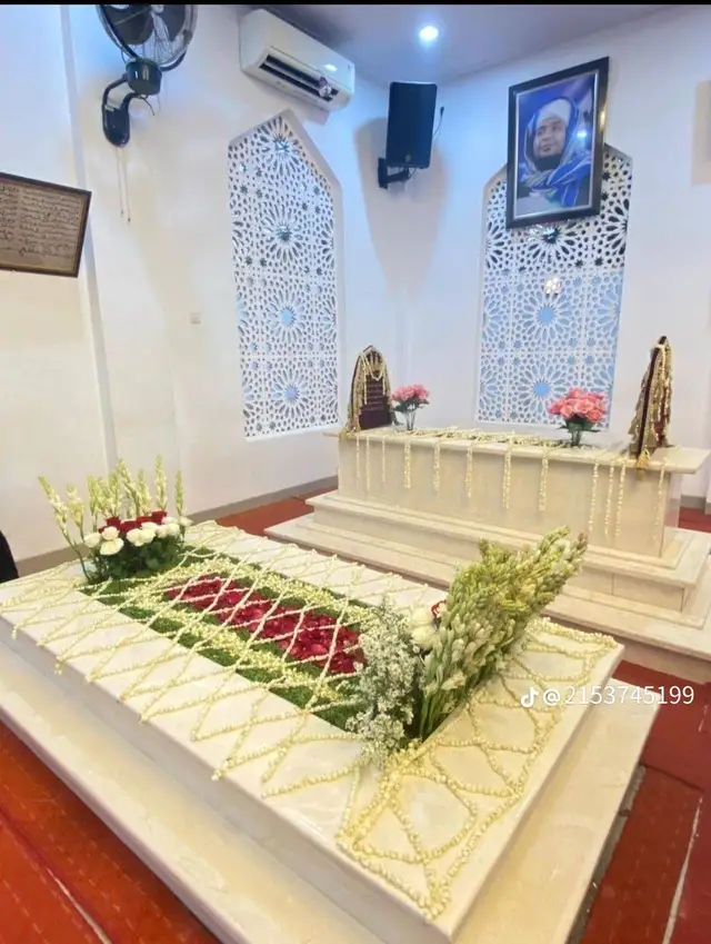 masyaallah sungguh indahnya kuburan alm Alhabib Hasan bin Ja'far Assegaf dan alm Alhabib Musthofa bin Hasan bin Ja'far Assegaf ♥️#nurulmusthofa #sayyidathosabdullahassegaf #syayidsjafarbinhasanbinjafarasegaf #alhabibhasanbinjafarassegaf 