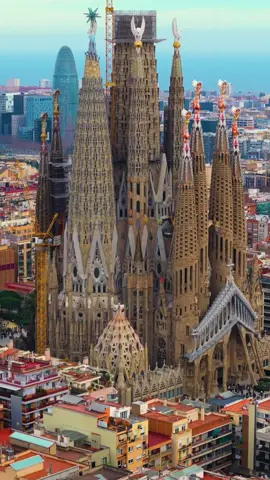 Cloduy Day in Barcelona ☁️ #bcncity #sagradafamilia #droneview #dji #visitspain 