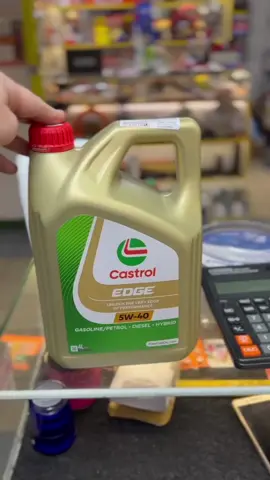 Как отличить оригинал? 🕵️ Castrol выпустили новый дизайн упаковки моторного масла. Новый дизайн имеет не только улучшенный внешний вид, но и усовершенствованную технологию. Именно поэтому это масло так популярно и его часто подделывают. 👎🏻 Подробнее о новой упаковке и о том, как отличить оригинальный продукт от подделки, смотрите в новом видео. И покупайте масло в проверенных местах. ✅#моторноемасло #castrol #оригинал #подделка 