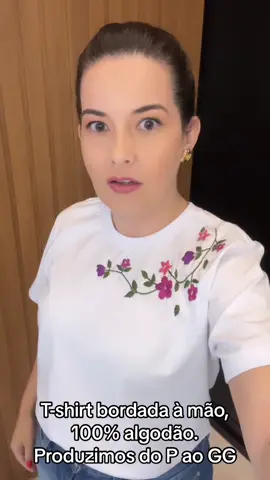 T-shirt branca bordada à mão, 100% algodao.  Produzimos do P ao GG. #bordadoamao #tshirt #tshirtbordada #camisetasbordadas 