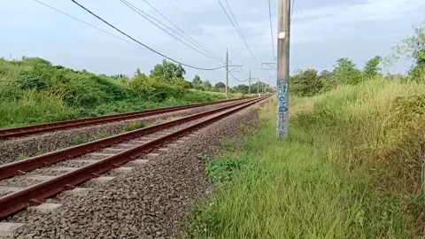 KRL DARI STASIUN TNH ABANG KE STASIUN RANGKASBITUNG, DAN BEGITU SEBALIKNYA, SELANG WAKTU TIGA MENIT ADA LGI KRL DARI STASIUN RANGKAS BITUNG KE STASIUN TNH ABANG 👨‍✈️🌇🌇🌇🚇🚇
