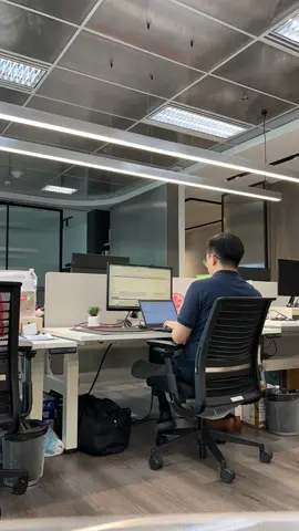 Let’s get some work done  #workwithme #studywithme #officelife #standingdesk #productive #morningroutine #corporatelife 