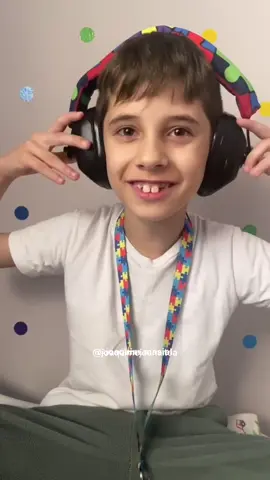ABAFADOR DE RUÍDOS 🧩🌻 Num mundo confuso e barulhento, o abafador de ruídos nos ajuda a não entrar em crise e poder viver momentos divertidos com nossos amigos e família. O abafador do Kim é lá da @mundoautistas2  Repost outubro/2023 Gostou do conteúdo? Já aproveita pra ☝🏻 Seguir 💬 Comentar ✈️ Compartilhar 📱 Salvar #meninoautista #autismoinfantil #tdah #tdahbrasil #tdahinfantil #autismobrasil #diagnosticodeautismo #desenvolvimentoinfantil #infancia #familiaatipica #criancaatipica #mundoautista #abafadorderuídos #abafador 
