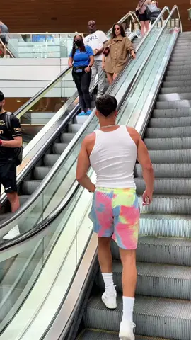 She a runner she a track star 💵😂