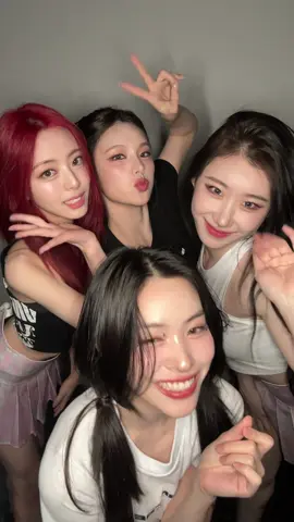 ITZY blow a kiss to MIDZY😘 #ITZY #MIDZY #ITZY_WORLD_TOUR #ITZY_BORNTOBE #SINGAPORE
