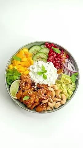 Et toi tu aurais mis quoi dans ton poké ? ✨ Ingrédients : - Mangue - Grenade - Gambas (sauce teriaky, citron, sel et citron)  - Concombre - Oignon rouge - Fromage frais - Citron vert - Avocat - noix de cajou  - sauce mangue  - coriandre et menthe - fromage frais