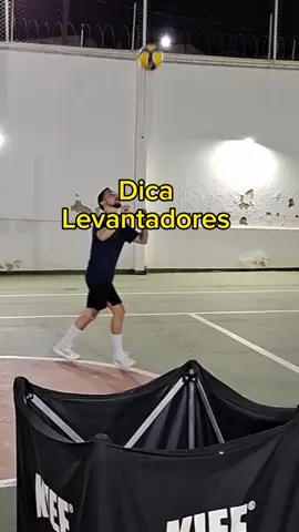 Erros bem comuns que as pessoas cometem quando estão fazendo o levantamento. 1 - rotacionar o corpo depois que entrou em contato com a bola, acarretando em levantamentos imprecisos e altas chances de cometer infração de dois toques 2 - levantar de lado para o seu alvo, isso é utilizado mais para levantadores avançados, para eles, isso é um levantamento normal, entretanto para iniciantes, isso é muito complexo, pois exige compensações de um braço e mao.  Confia que fazer o básico bem feito é espetacular, mesmo que seu levantamento fique previsível (dica 2 para levantadores mais iniciantes) Você já cometeu algum desses dois erros? #dicas #volei #voleibol 