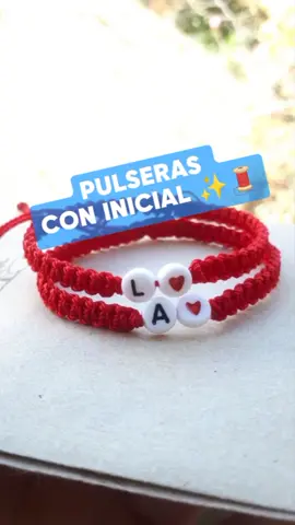 🧵Pulseras Con Iniciales 🫶 En este vídeo te muestro el proceso de como hacer una pulsera de hilo tejido rojo con iniciales para compartir. Aprende como hacer pulseras de hilo macramé hechas a mano. Espero que te guste esta idea que te comparto. ❤️ #pulseras #pulserasdehilo #pulserasparanovios #pulserasdeiniciales #pulserasconiniciales #manualidades #bisuteria #hechoamano #fypシ #bisuteria #